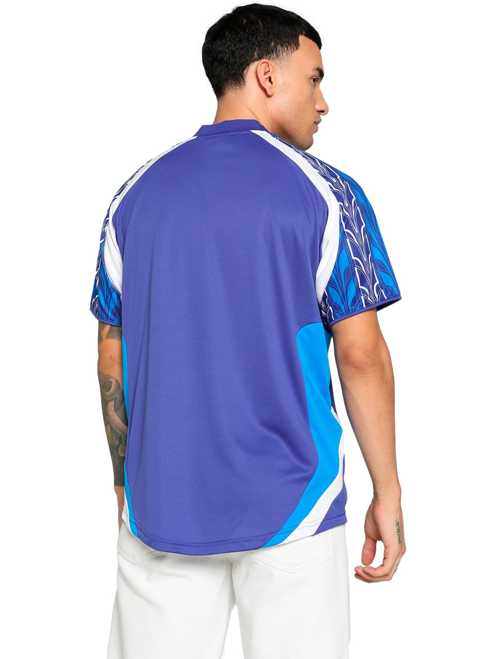 Jersey de fútbol PUMA color azul Lapis Lazuli con patrones blancos en las mangas.
