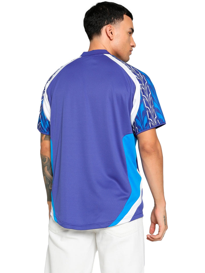 Jersey de fútbol PUMA color azul Lapis Lazuli con patrones blancos en las mangas.