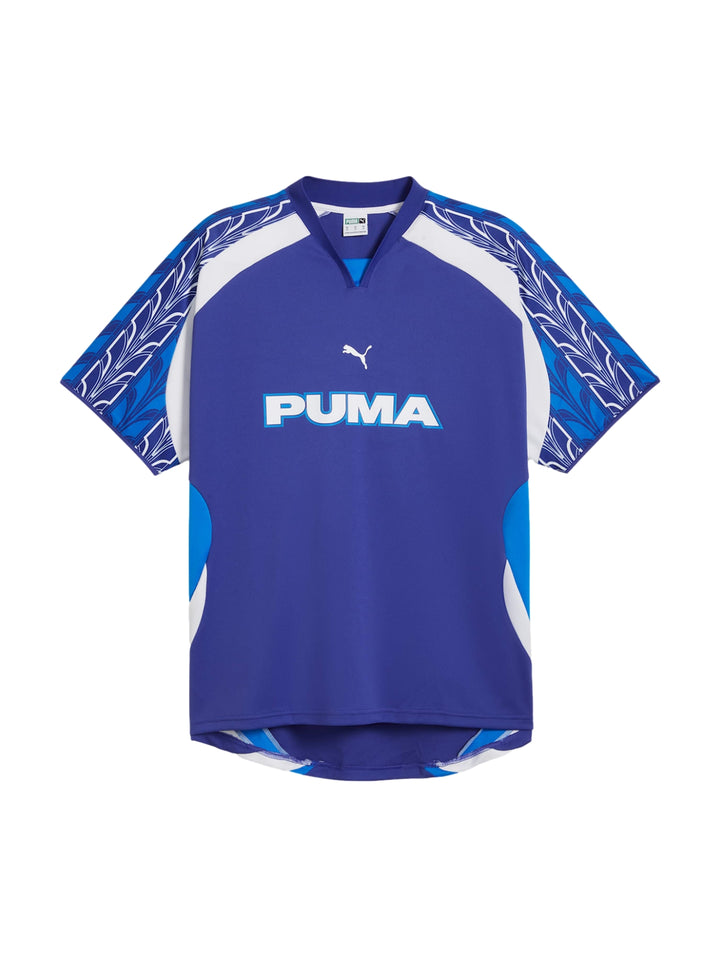 Jersey de fútbol PUMA color azul Lapis Lazuli con patrones blancos en las mangas.