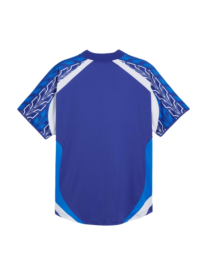 Jersey de fútbol PUMA color azul Lapis Lazuli con patrones blancos en las mangas.