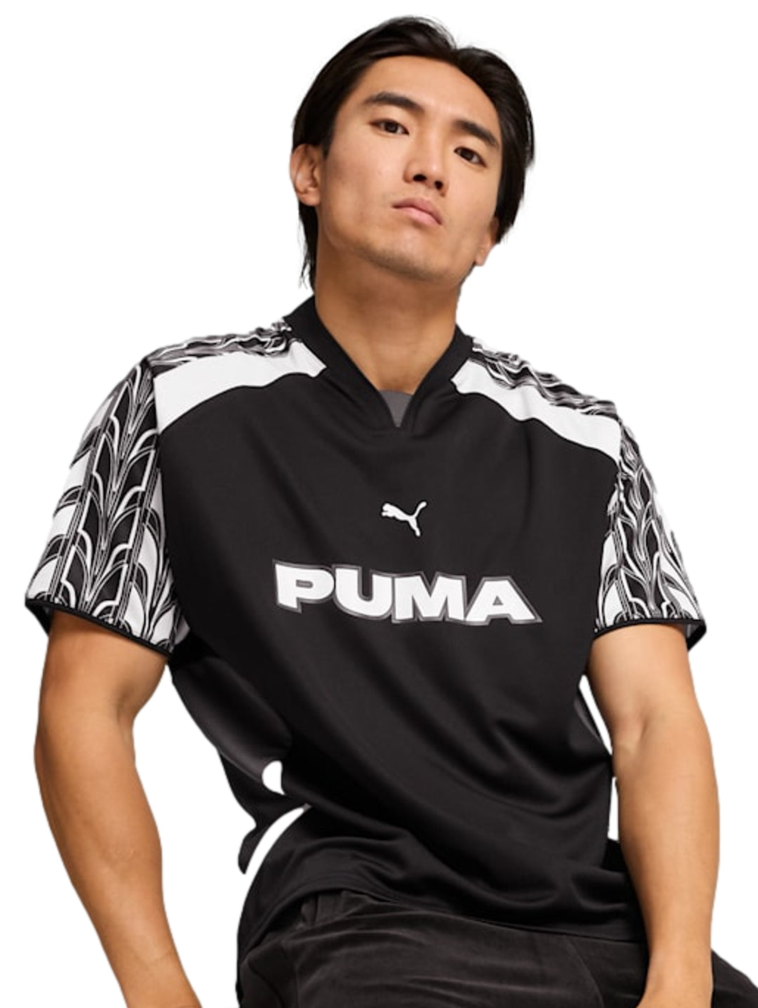 Jersey de fútbol PUMA color negro con diseño gráfico en blanco y gris en los hombros y mangas.