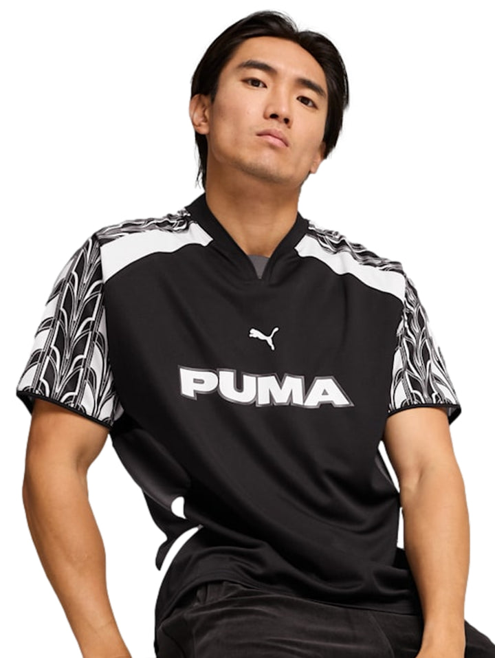 Jersey de fútbol PUMA color negro con diseño gráfico en blanco y gris en los hombros y mangas.