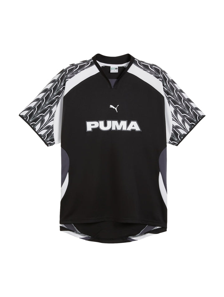 Jersey de fútbol PUMA color negro con diseño gráfico en blanco y gris en los hombros y mangas.