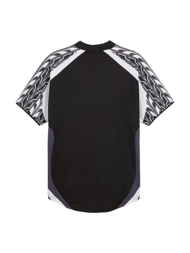 Jersey de fútbol PUMA color negro con diseño gráfico en blanco y gris en los hombros y mangas.