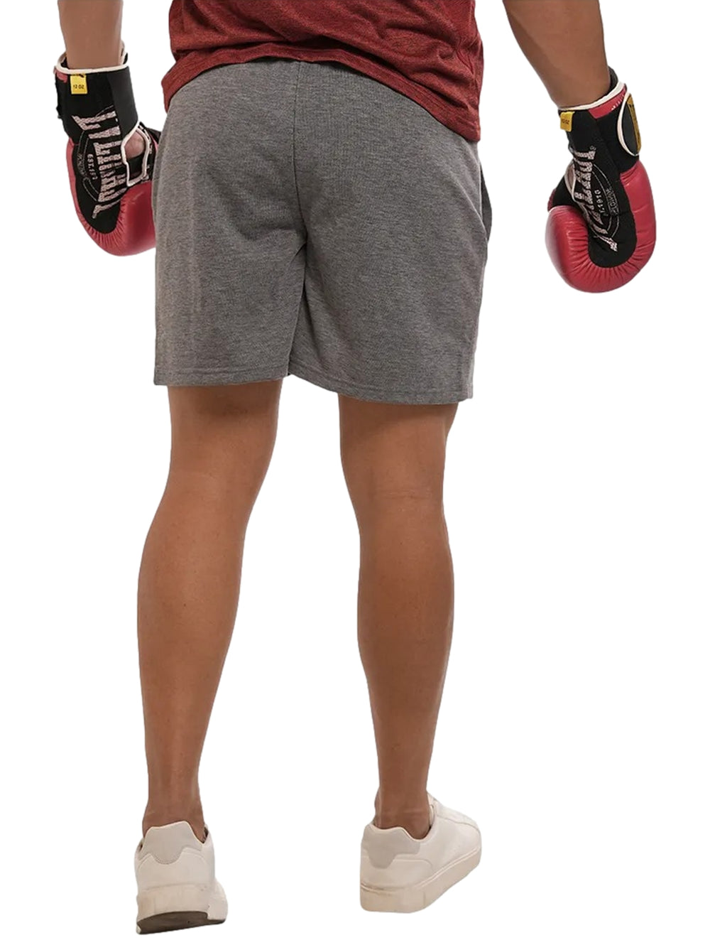 Hombre vistiendo shorts deportivos color gris oxford de la marca Everlast.