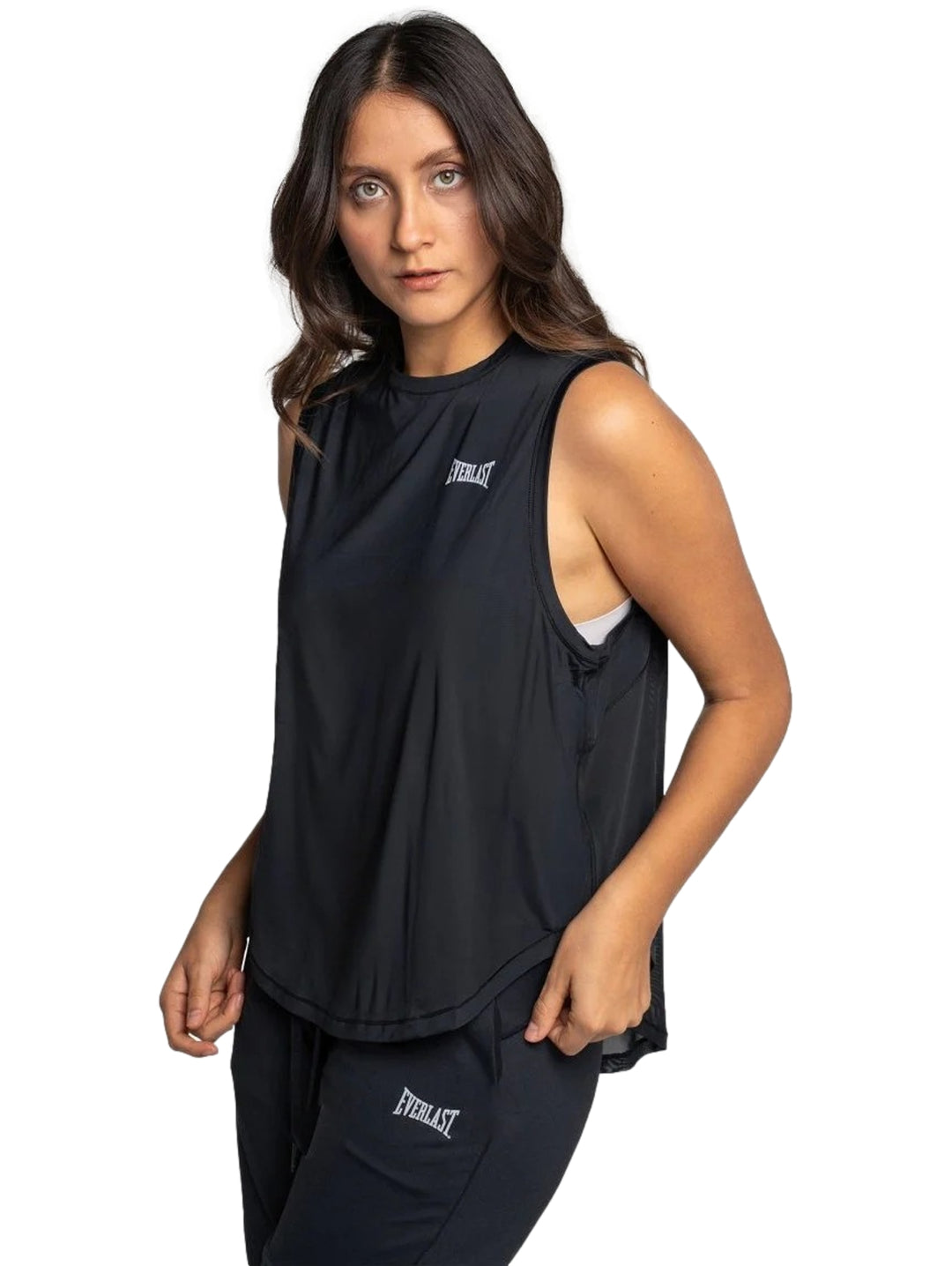 Mujer vistiendo un tank top deportivo color negro de la marca Everlast.