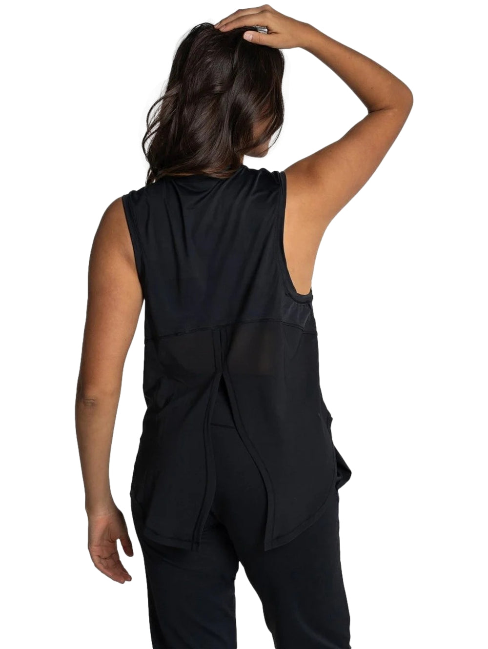 Mujer vistiendo un tank top deportivo color negro de la marca Everlast.