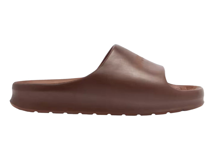 Sandalia Lacoste modelo Serve Slide 2.0 en color marrón con diseño minimalista y suela ancha.