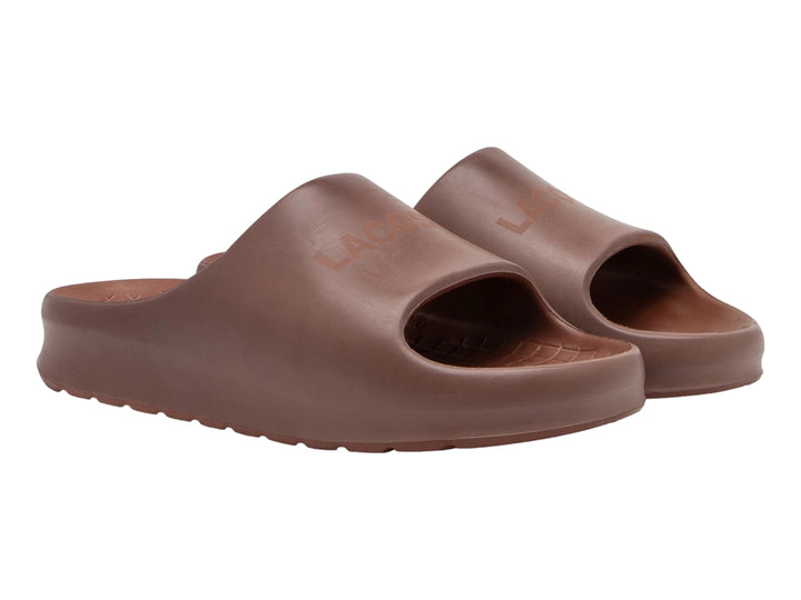 Sandalia Lacoste modelo Serve Slide 2.0 en color marrón con diseño minimalista y suela ancha.