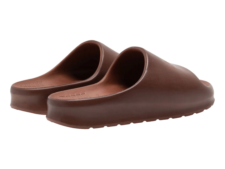 Sandalia Lacoste modelo Serve Slide 2.0 en color marrón con diseño minimalista y suela ancha.