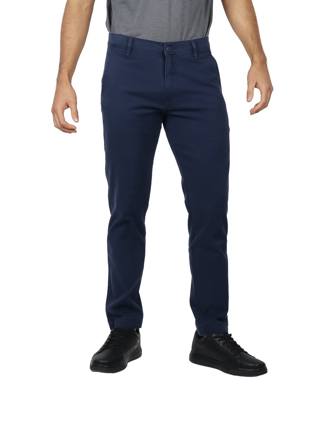 Hombre vistiendo pantalones tipo chino de color azul marino.