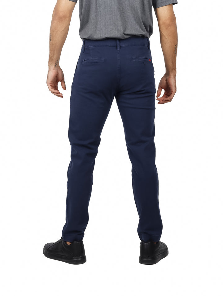 Hombre vistiendo pantalones tipo chino de color azul marino.