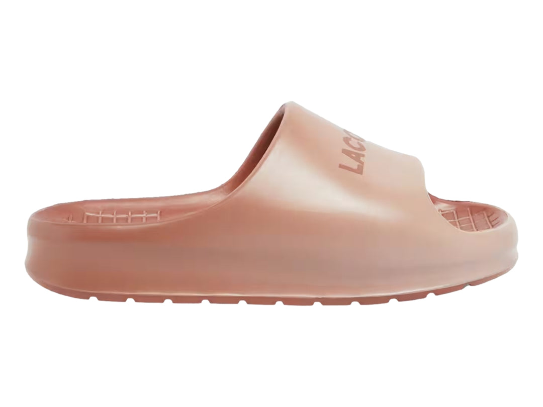 Sandalia Lacoste Serve Slide 2.0 en color rosa pastel con diseño minimalista y suela ancha.