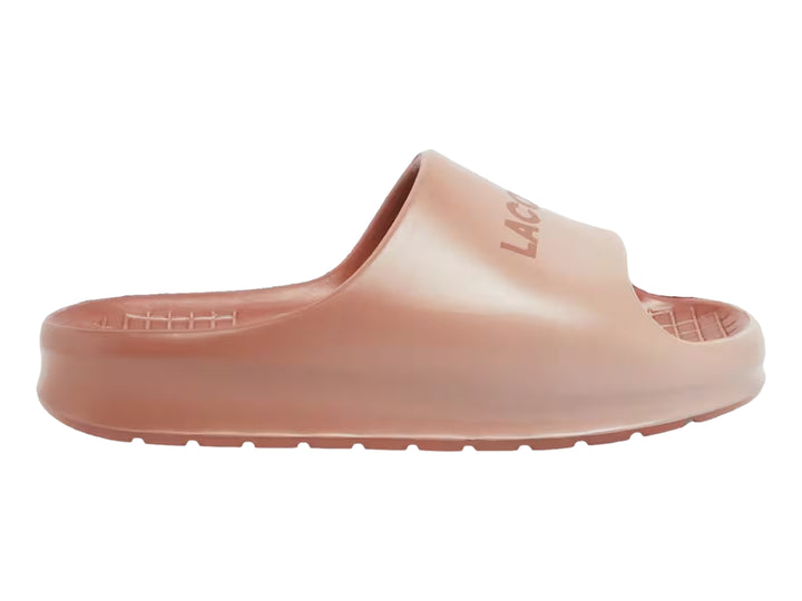 Sandalia Lacoste Serve Slide 2.0 en color rosa pastel con diseño minimalista y suela ancha.