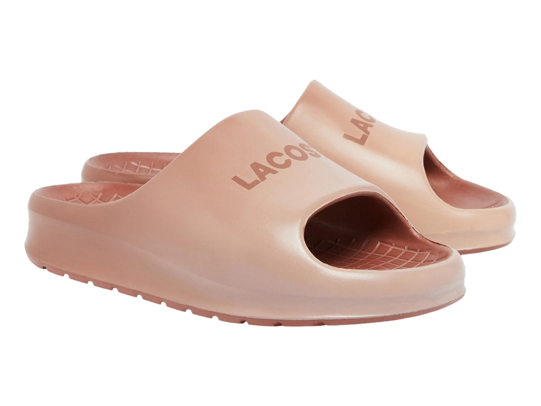 Sandalia Lacoste Serve Slide 2.0 en color rosa pastel con diseño minimalista y suela ancha.