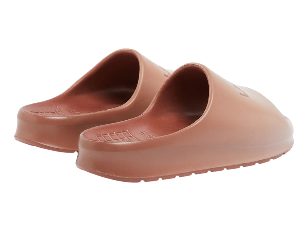 Sandalia Lacoste Serve Slide 2.0 en color rosa pastel con diseño minimalista y suela ancha.