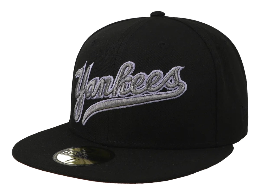 Gorra New Era negra con visera plana y bordado de los Yankees en color gris y blanco.