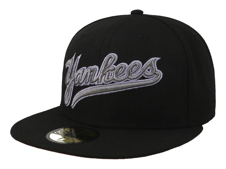 Gorra New Era negra con visera plana y bordado de los Yankees en color gris y blanco.