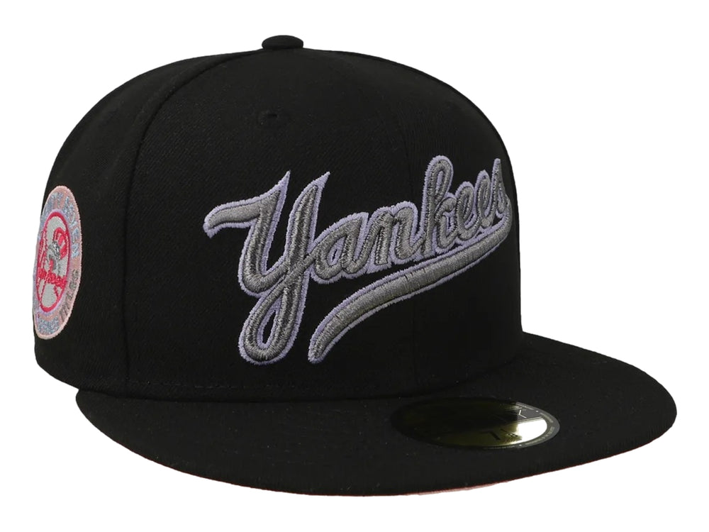 Gorra New Era negra con visera plana y bordado de los Yankees en color gris y blanco.