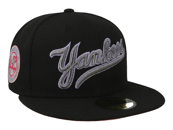 Gorra New Era negra con visera plana y bordado de los Yankees en color gris y blanco.