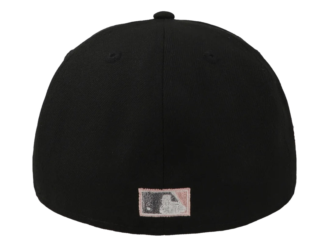 Gorra New Era negra con visera plana y bordado de los Yankees en color gris y blanco.