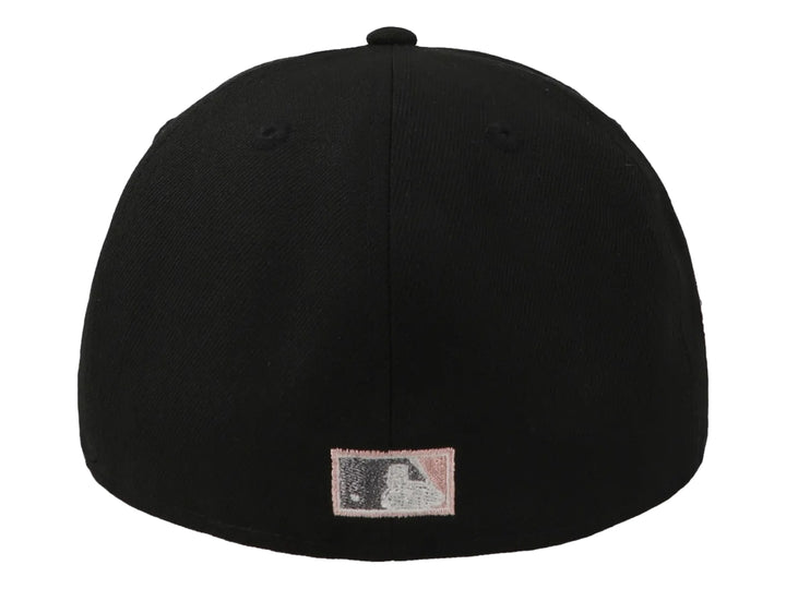 Gorra New Era negra con visera plana y bordado de los Yankees en color gris y blanco.