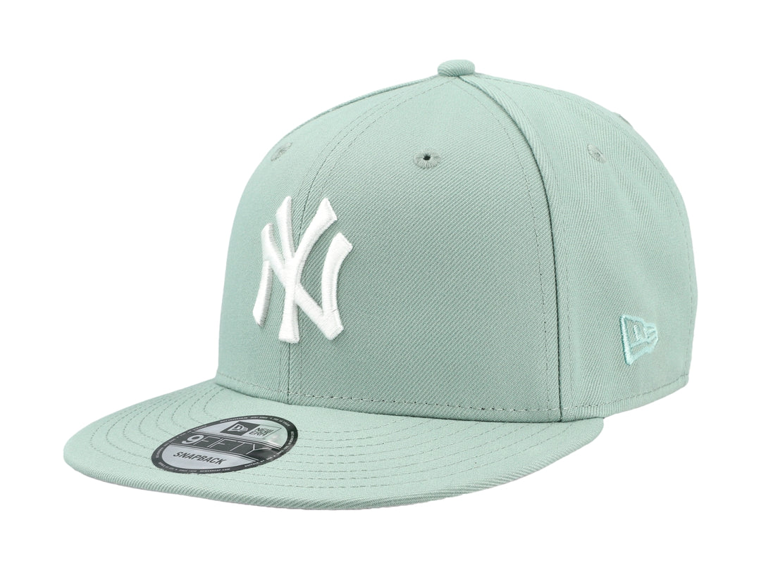 Gorra New Era de color verde Everest con logotipo blanco de los New York Yankees y visera plana.