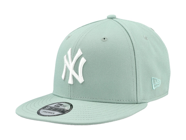 Gorra New Era de color verde Everest con logotipo blanco de los New York Yankees y visera plana.