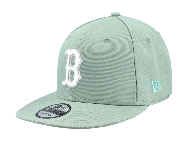 Gorra New Era de color verde con visera plana y logotipo bordado en blanco al frente.