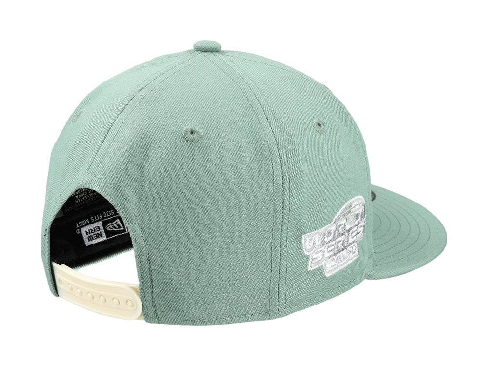 Gorra New Era de color verde con visera plana y logotipo bordado en blanco al frente.