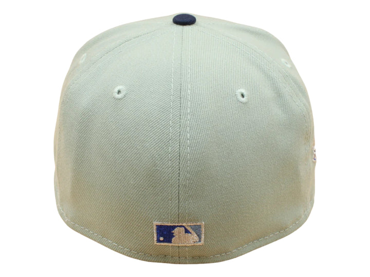 Gorra New Era de los New York Yankees en color verde claro con visera azul marino.