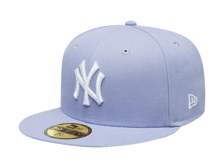 Gorra New Era 59Fifty color morado pastel con logo de New York Yankees bordado en blanco y visera plana.