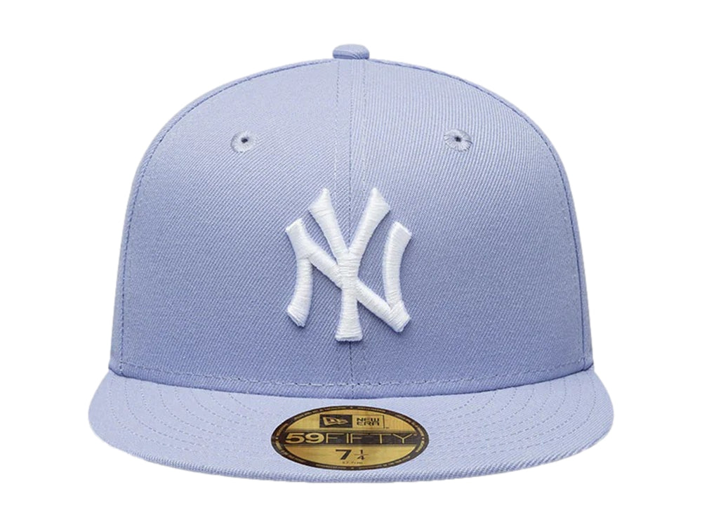 Gorra New Era 59Fifty color morado pastel con logo de New York Yankees bordado en blanco y visera plana.