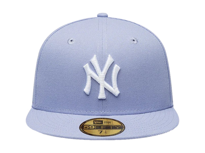 Gorra New Era 59Fifty color morado pastel con logo de New York Yankees bordado en blanco y visera plana.