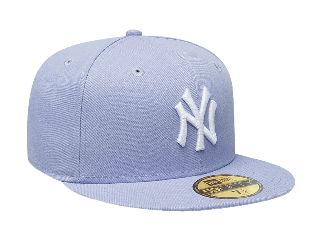 Gorra New Era 59Fifty color morado pastel con logo de New York Yankees bordado en blanco y visera plana.