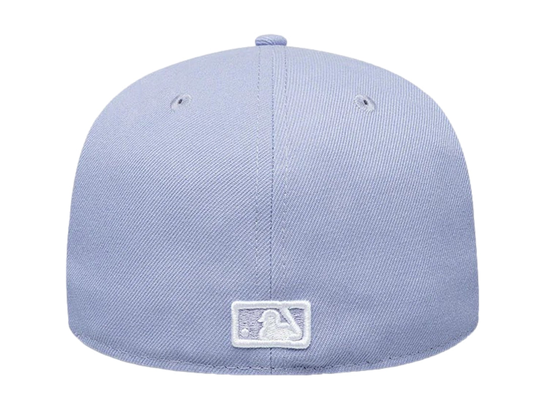 Gorra New Era 59Fifty color morado pastel con logo de New York Yankees bordado en blanco y visera plana.