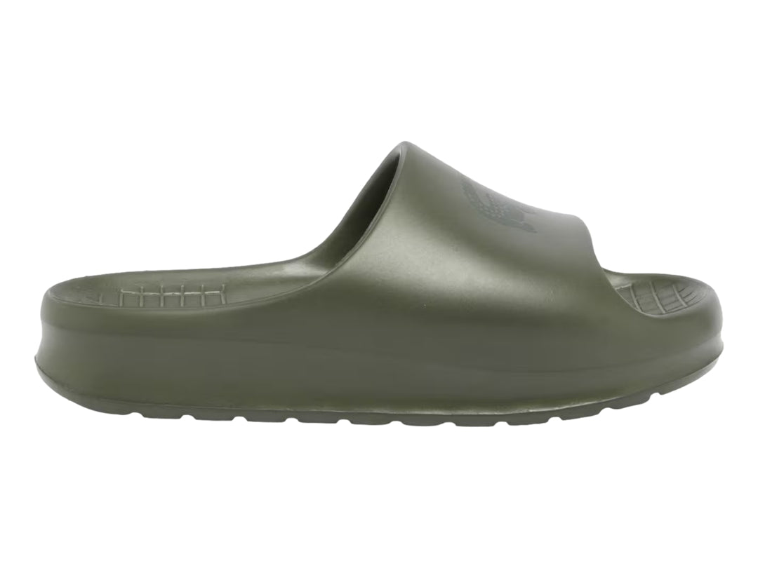 Sandalia slide Lacoste en color verde oliva oscuro, vista lateral sobre fondo blanco.
