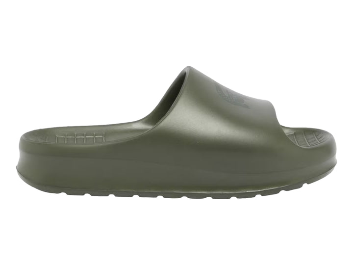 Sandalia slide Lacoste en color verde oliva oscuro, vista lateral sobre fondo blanco.