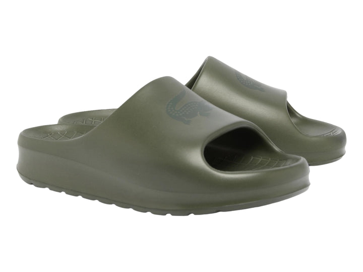 Sandalia slide Lacoste en color verde oliva oscuro, vista lateral sobre fondo blanco.
