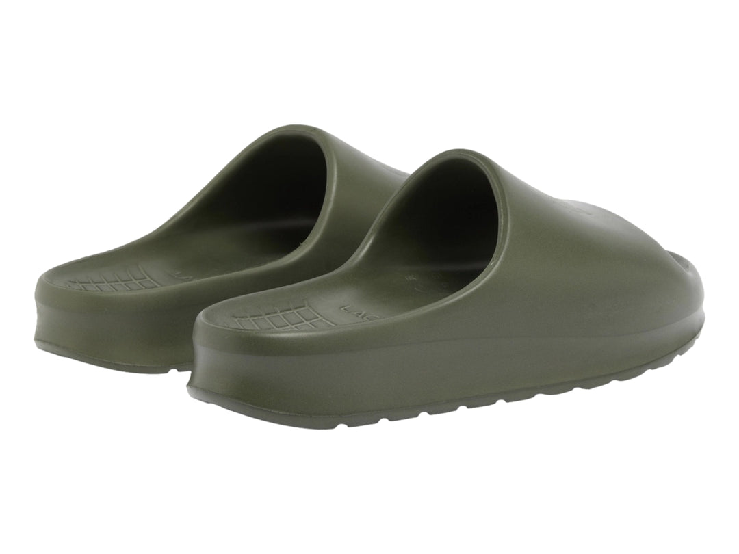 Sandalia slide Lacoste en color verde oliva oscuro, vista lateral sobre fondo blanco.