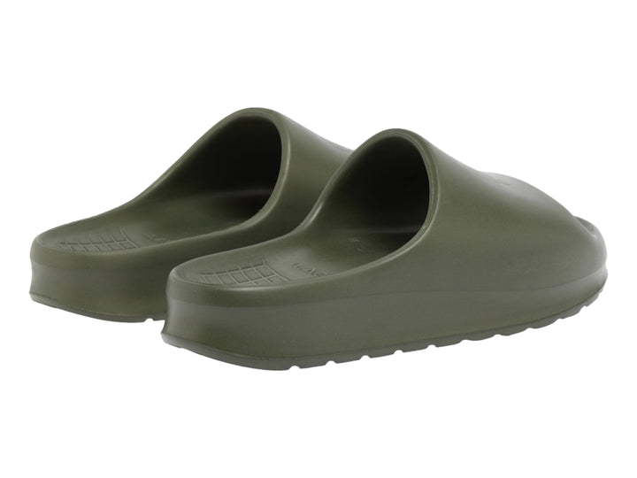 Sandalia slide Lacoste en color verde oliva oscuro, vista lateral sobre fondo blanco.