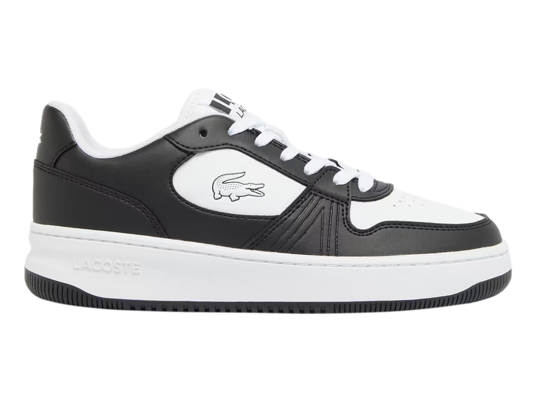Tenis deportivos Lacoste para niño en colores blanco y negro con logotipo del cocodrilo lateral.