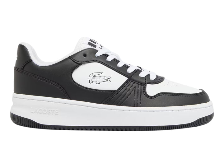 Tenis deportivos Lacoste para niño en colores blanco y negro con logotipo del cocodrilo lateral.