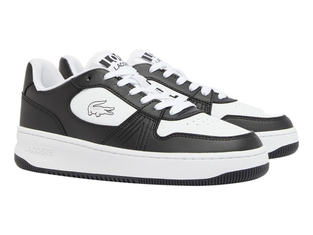 Tenis deportivos Lacoste para niño en colores blanco y negro con logotipo del cocodrilo lateral.