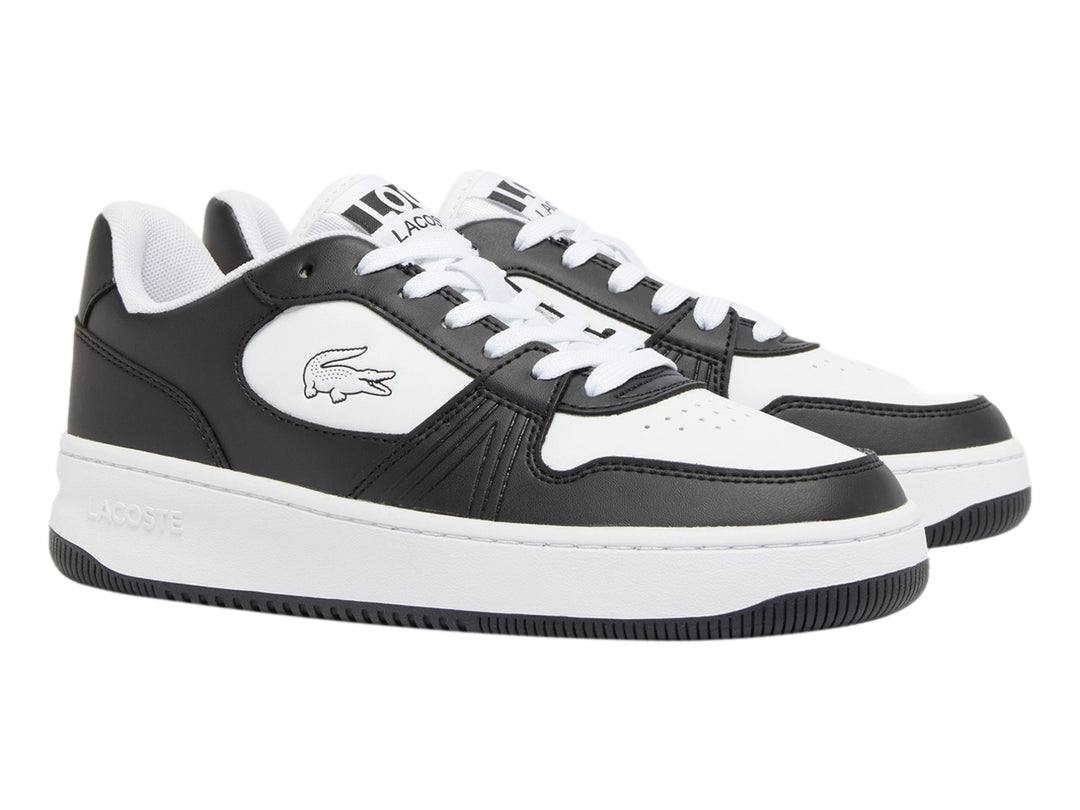 Tenis deportivos Lacoste para niño en colores blanco y negro con logotipo del cocodrilo lateral.