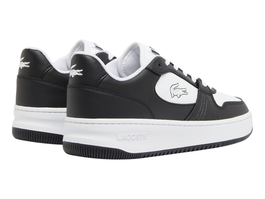 Tenis deportivos Lacoste para niño en colores blanco y negro con logotipo del cocodrilo lateral.