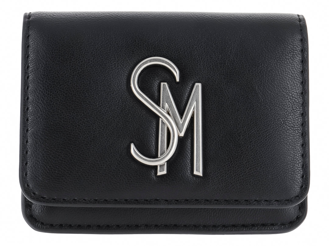 Cartera pequeña de color negro con textura rugosa y logotipo SM en metal plateado al frente.