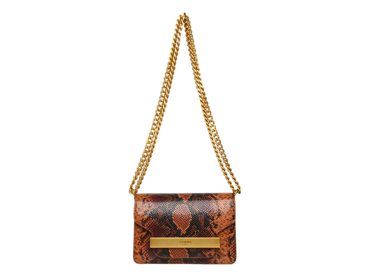 Bolso pequeño Steve Madden color marrón con estampado de serpiente y correa de cadena dorada.