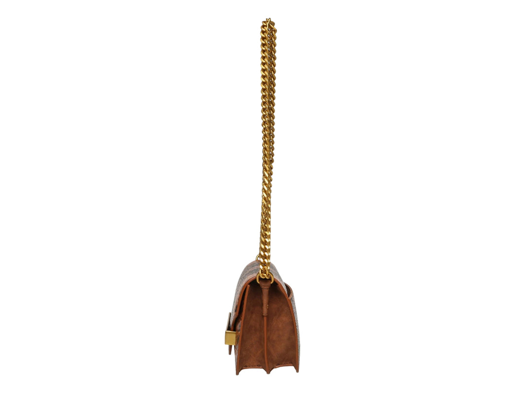Bolso pequeño Steve Madden color marrón con estampado de serpiente y correa de cadena dorada.