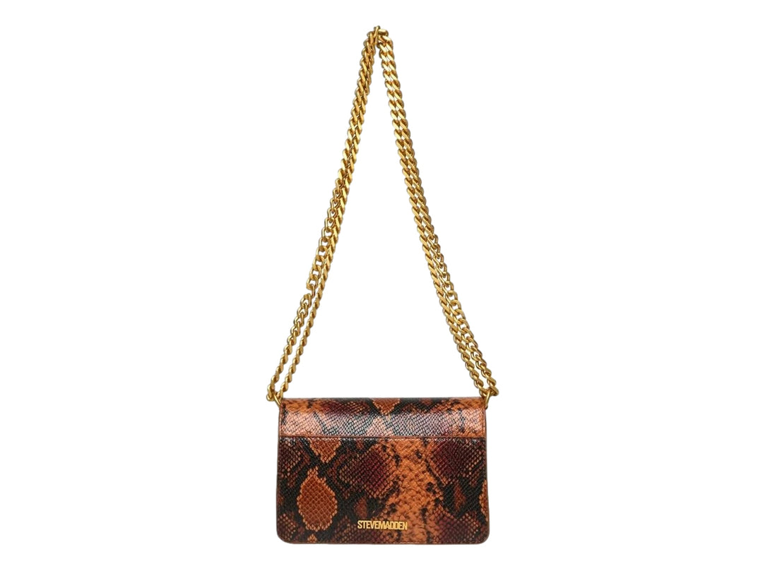 Bolso pequeño Steve Madden color marrón con estampado de serpiente y correa de cadena dorada.